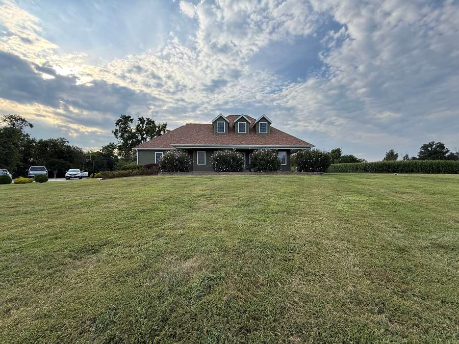 Exquisite Country Living in Williamson County, Illinois on 44 Acres
