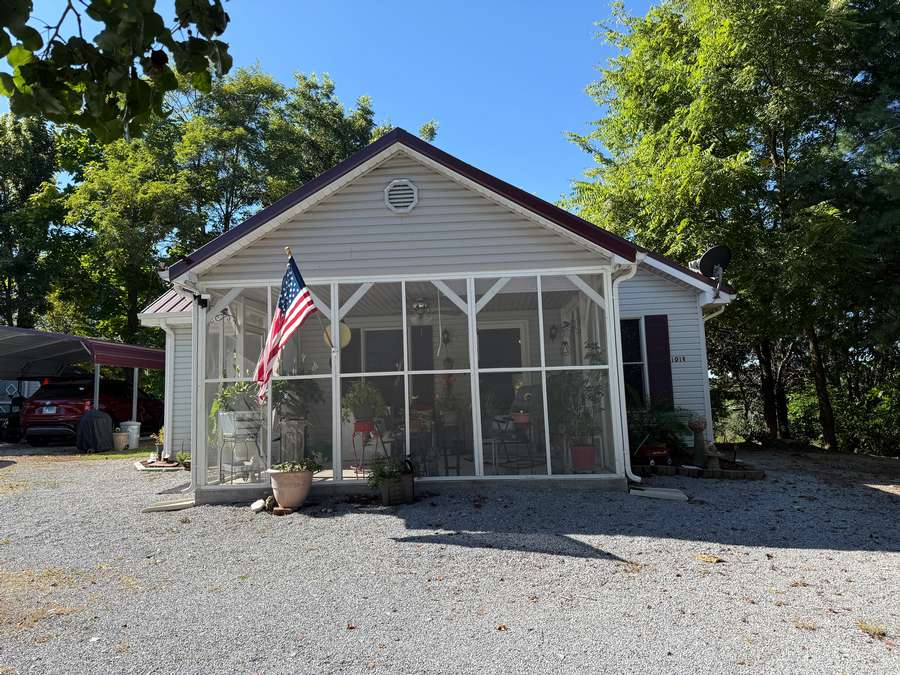 Charming Renovated Bungalow with Spacious Pole Barn