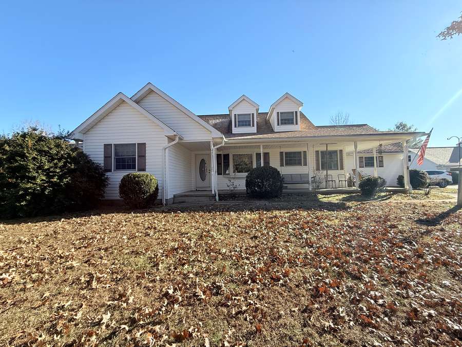 Beautiful Traditional 4 - 5 Bedroom Home on 20 Ac in Pope County